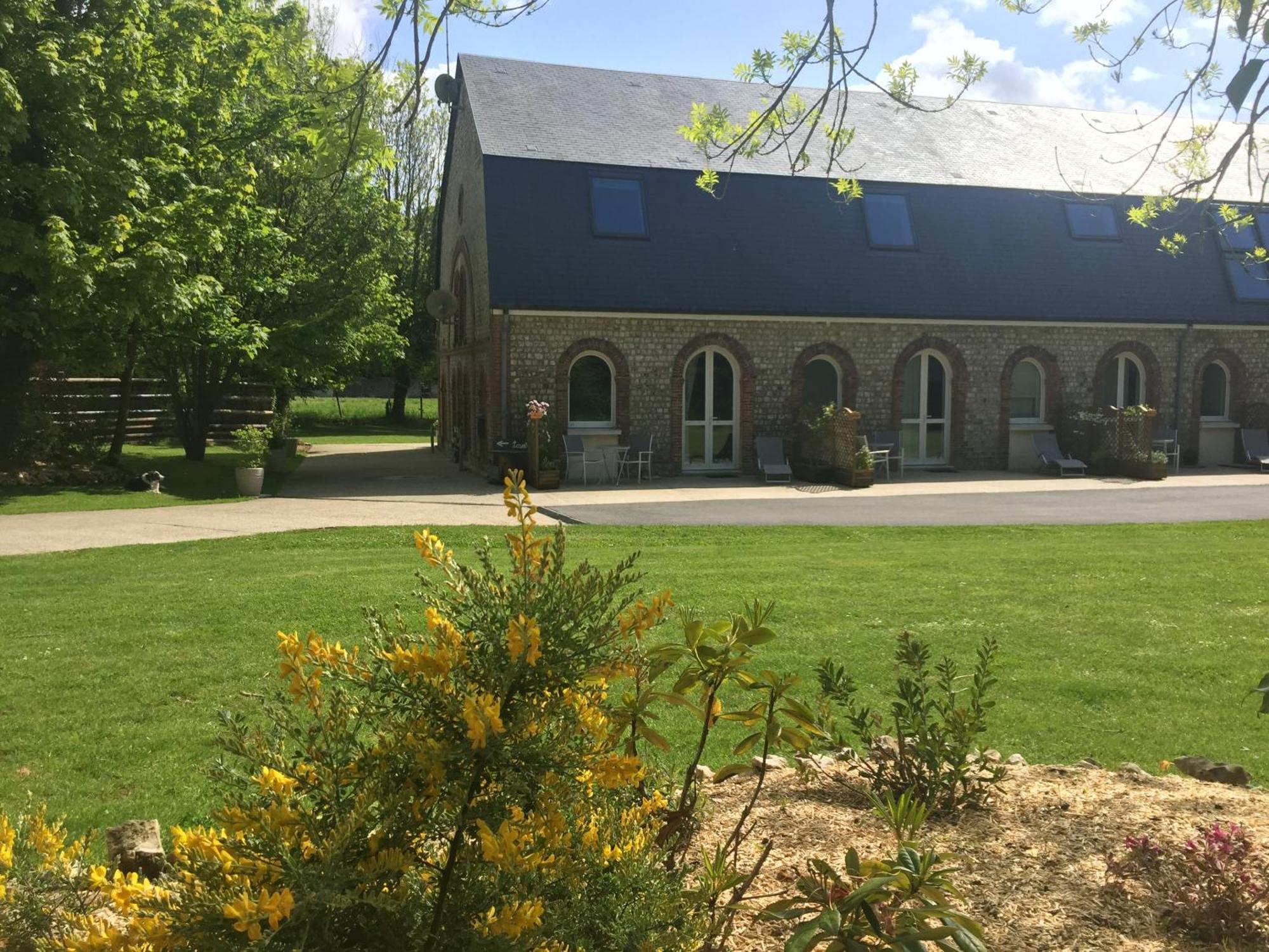 Chambres D'Hotes Aux Ecuries Du Chateau Contremoulins Eksteriør bilde